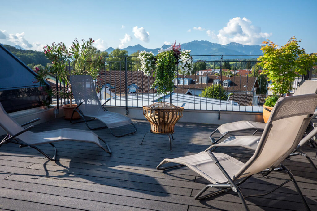 Blick auf die Dachterrasse im Bayerischer Hof in Prien