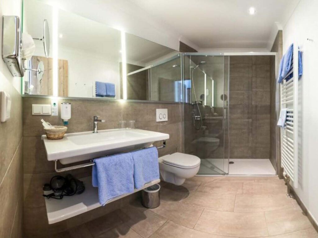 Blick in das Badezimmer in dem Doppelzimmer im Bayerischer Hof in Prien